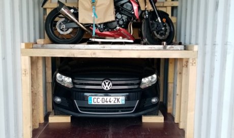 Mise en container d'une voiture et moto